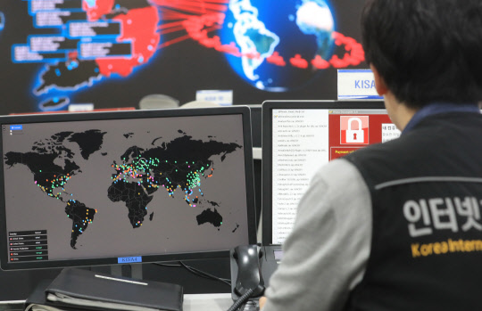 14일 오후 서울 송파구  한국인터넷진흥원(KISA)에서 직원들이 세계 곳곳에서 발생한 대규모 랜섬웨어 공격과 관련해 상황을 주시하고 있다.